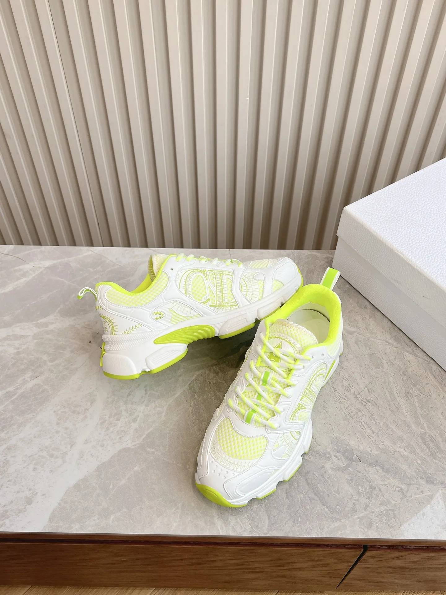 👟👟Ex-factory price 640👟👟 (Top version) Dior Chrono series sports shoes Purchased and developed in Taikoo Hui for RMB 18,200. This Dior chrono sports shoe continues the timeless silhouette and is carefully made of mesh, so it will be particularly comfortable on the feet. It is decorated with CD special craftsmanship logo to enhance the style. The lightweight style is matched with the "Christian Dior" logo thin sole, suitable for all seasons, and can be matched with all kinds of casual looks to add a finishing touch. Classic and super durable. Upper: cowhide stitching. Original molded outsole. Size: 35-41. Full set of counter synchronized gift box 💝 packaging